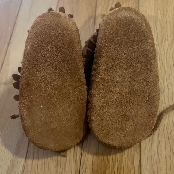 Minnetonka size 2 brown suede baby fringe boots - Picture 6 of 6